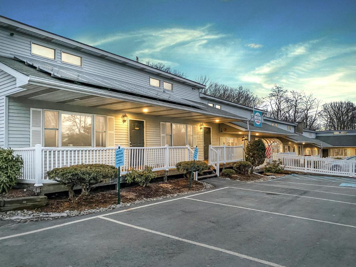 East Shore Lodging Hawley Bagian luar foto
