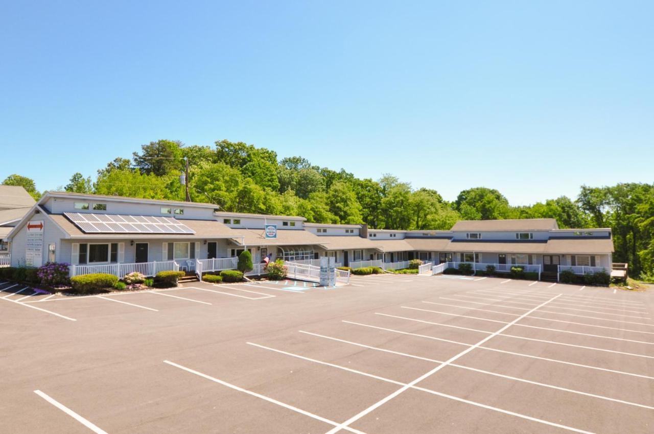 East Shore Lodging Hawley Bagian luar foto