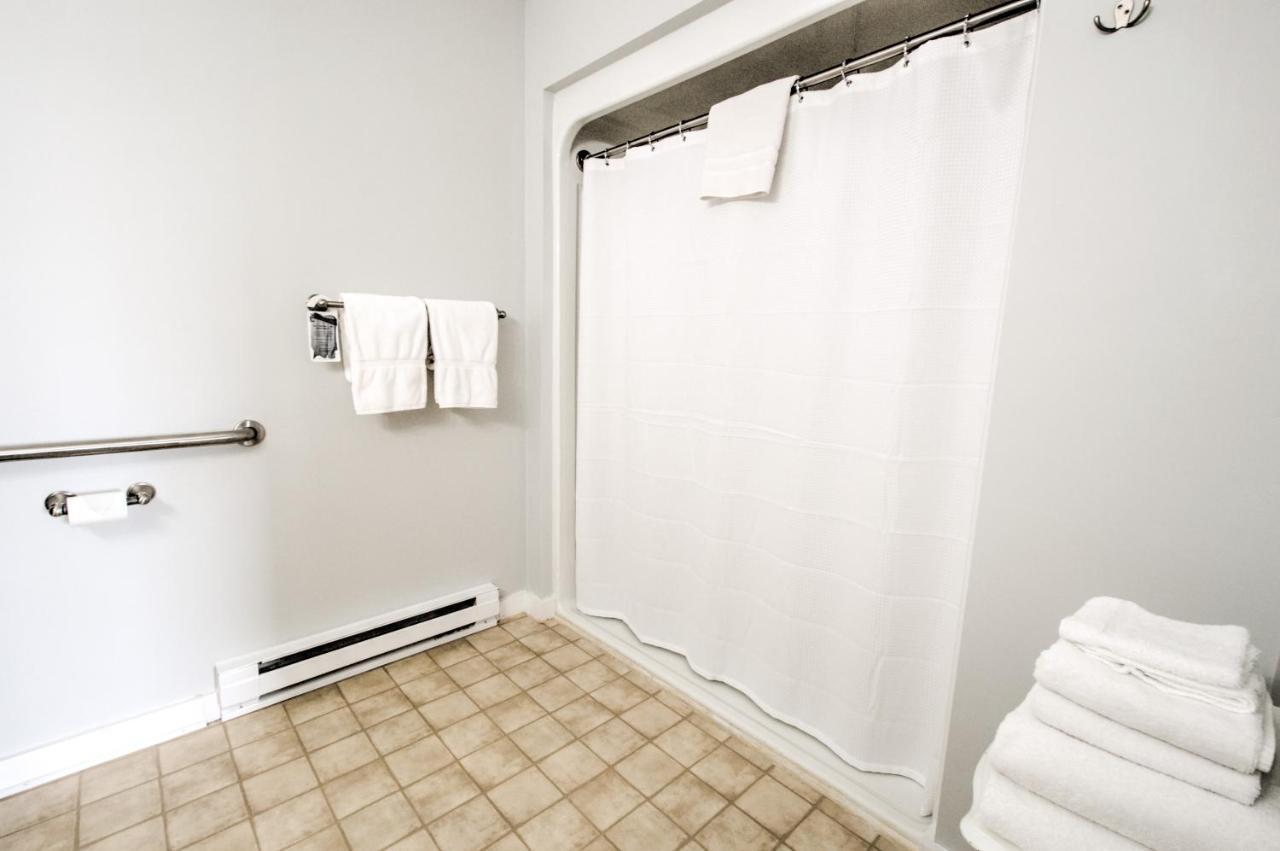 East Shore Lodging Hawley Bagian luar foto