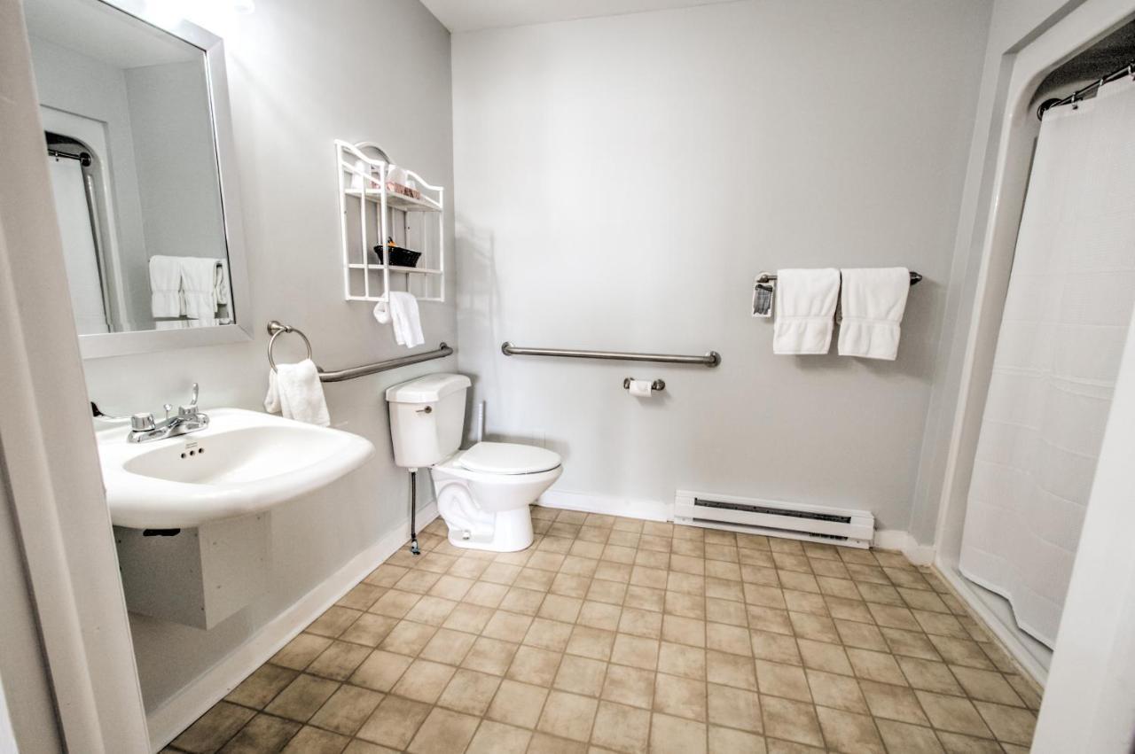 East Shore Lodging Hawley Bagian luar foto